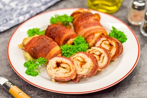 Куриные рулетики в беконе