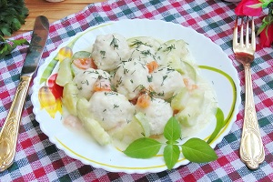 Куриные тефтели с кабачками в белом соусе