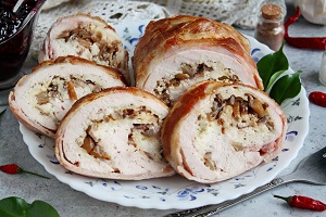 Куриный рулет с грибами беконом и сыром
