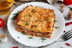 Мясная лазанья с грибами и соусом Бешамель