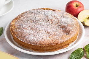 Постная шарлотка с яблоками