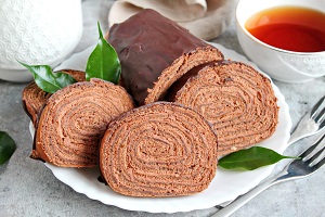 Рулет из шоколадных блинов с кремом
