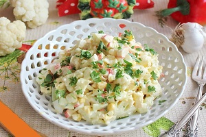 Салат из цветной капусты с крабовыми палочками