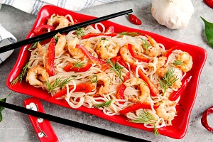 Салат из рисовой лапши с креветками