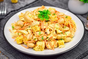 Салат Обжорка с фасолью курицей и сухариками