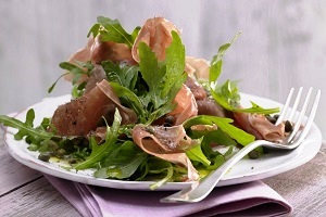 Салат с пармской ветчиной