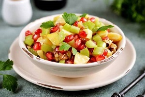 Салат с жареными овощами и гранатом