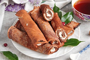 Шоколадные блины с творожной начинкой