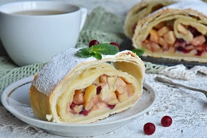Штрудель с яблоками и брусникой