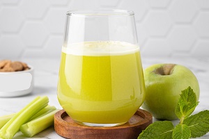 Свежевыжатый сок из сельдерея и яблок