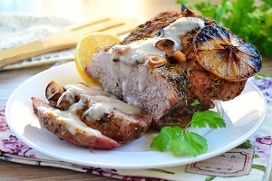 Запеченная свинина с розмарином и чесноком