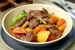 Жаркое с говядиной картофелем и фасолью