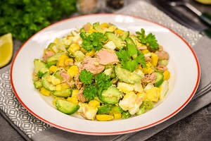 Диетический салат с тунцом и овощами