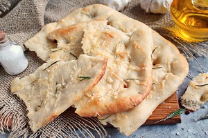 Фокачча с пармезаном и розмарином