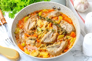 Язычки ягненка в овощном соусе
