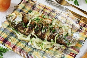 Карась в духовке на луковой подушке