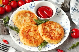 Картофельные котлеты с сыром и ветчиной