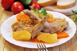 Кролик в казане тушеный с картошкой