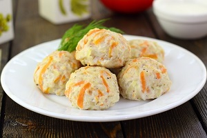 Куриные биточки с цукини и овощами