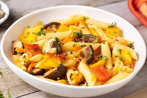 Макароны с грибами и овощами на сковороде