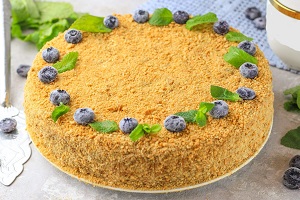 Медовик с вареной сгущенкой и сметаной