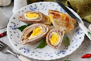 Мясной рулет с яйцом и сыром