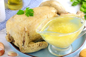 Отварная курица с чесночным соусом