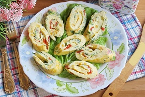 Рулет из омлета с овощами
