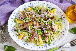 Салат из копченой сельди с сыром
