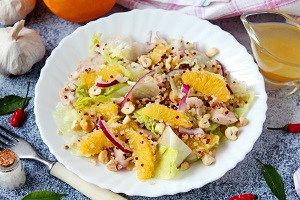 Салат с киноа курицей и апельсинами