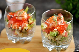 Салат с морепродуктами и красной икрой