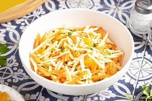 Салат с морковью сельдереем и изюмом