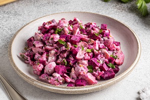 Салат со свеклой и маринованным луком