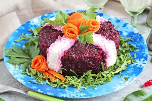 Салат со свеклой курицей и солеными огурцами