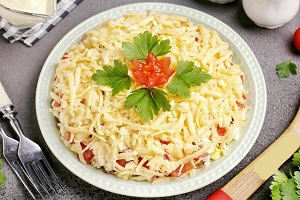 Слоеный салат с тунцом помидорами сыром и яйцами