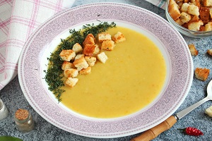 Суп-пюре из кабачков на мясном бульоне