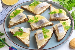 Канапе с селедкой и лимоном