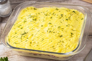 Картофельная запеканка с сосисками и грибами
