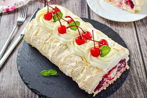 Меренговый рулет с вишней