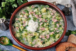 Окрошка на сыворотке и сметане с колбасой