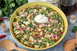 Окрошка с горчицей и сметаной на квасе