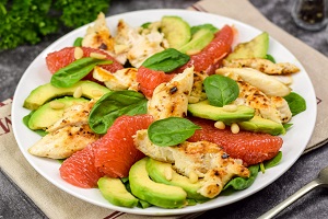 Салат с грейпфрутом курицей и авокадо