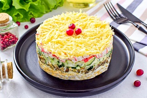 Салат с крабовыми палочками огурцами и шампиньонами
