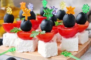 Канапе с маслинами и сыром