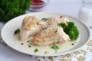 Курица тушенная в сметане с чесноком