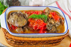Куриная печень с помидорами