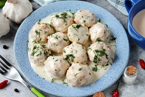 Куриные фрикадельки в сметанном соусе