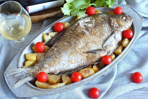 Лещ с картошкой в духовке