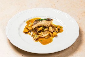 Палтус с луком и грибами
