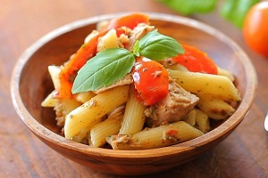 Паста с тунцом и помидорами